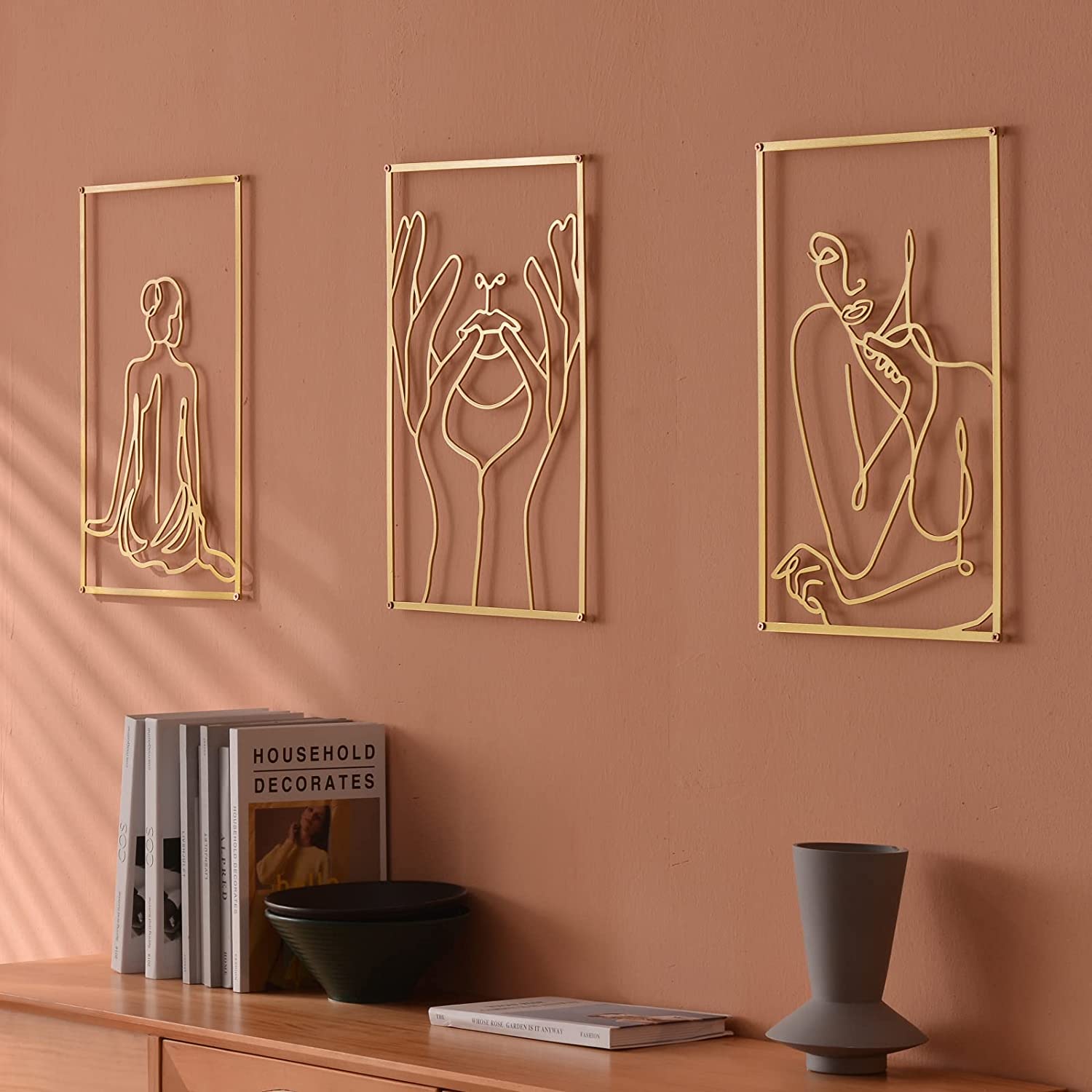 glam-bedroom-ideas-gold-wall-art
